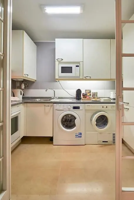 Modern Apartment With Garage And Pool リスボン