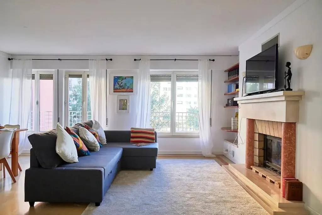 Modern Apartment With Garage And Pool リスボン